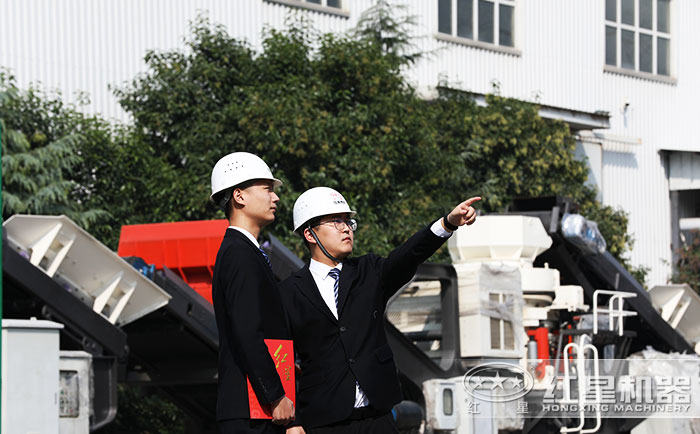 紅星機(jī)器專(zhuān)業(yè)技術(shù)人員為客戶(hù)進(jìn)行全程解答