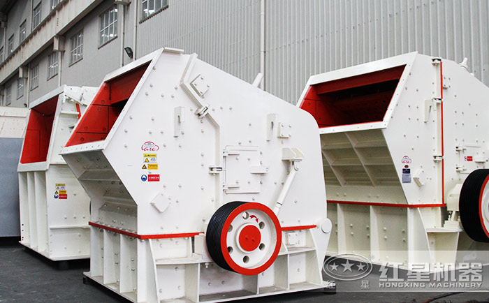 紅星機器正規(guī)化反擊式破碎機生產車間