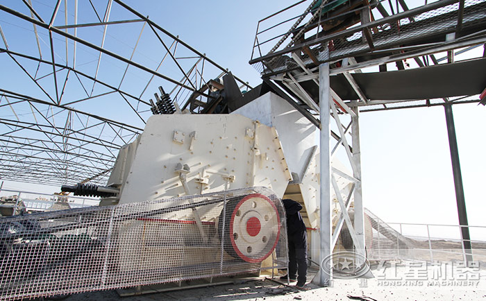 1320反擊式破碎機作業(yè)現(xiàn)場