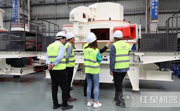 源源不斷的客戶到紅星機器廠區(qū)參觀考察設(shè)備