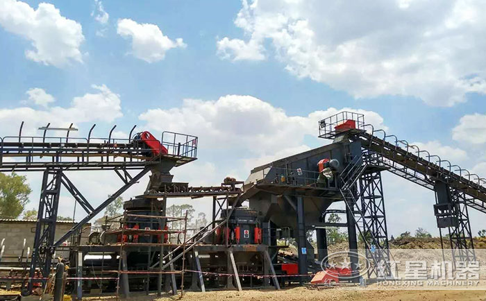 搭配兩臺(tái)圓錐破碎機(jī)的加工現(xiàn)場(chǎng)