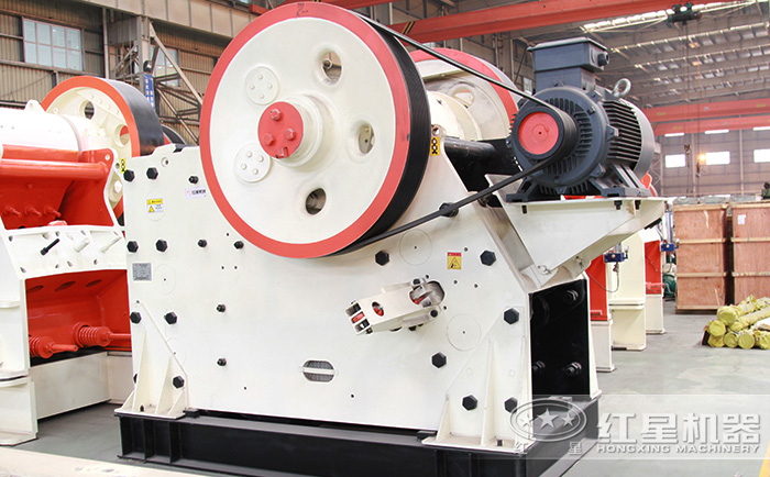 新型顎式破碎機設(shè)備展示