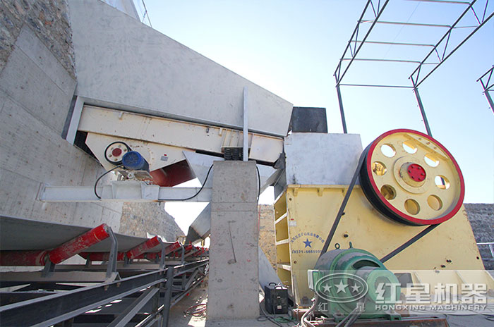 大型砂石場液壓巖石破碎機作業(yè)現(xiàn)場