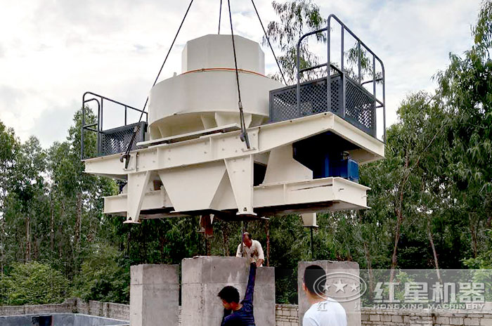 時產100噸石打石制沙機安裝現(xiàn)場