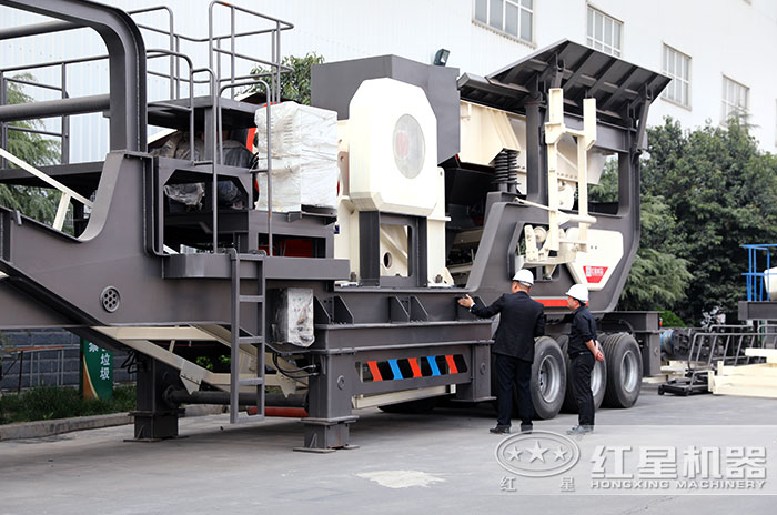 客戶到廠參觀，專業(yè)技術(shù)人員現(xiàn)場(chǎng)介紹設(shè)備