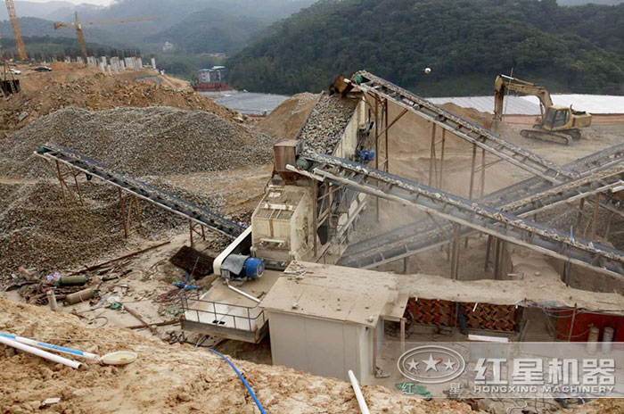 移動(dòng)式破石機(jī)作業(yè)現(xiàn)場(chǎng)（錘破）