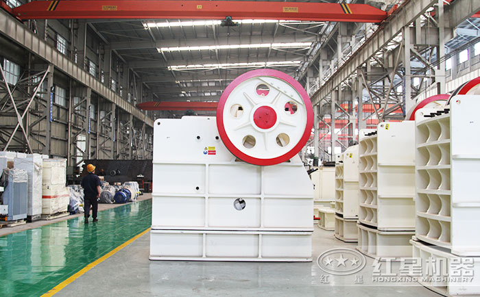 紅星機器專業(yè)化顎式破碎機生產(chǎn)車間