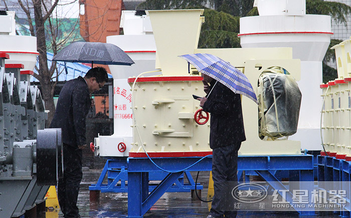 客戶到廠區(qū)參觀復(fù)合式制砂機 客戶到廠區(qū)參觀復(fù)合式制砂機