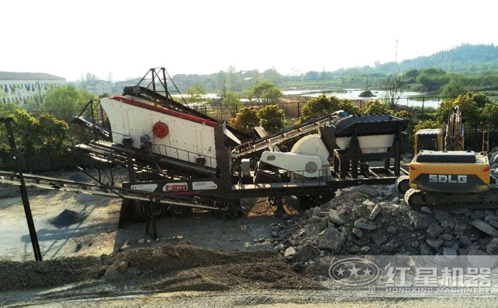 單臺(tái)移動(dòng)錘式破碎機(jī)刻石子加工現(xiàn)場