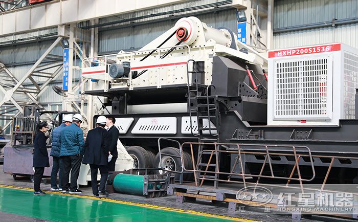 客戶到紅星機器廠區(qū)參觀考察設(shè)備