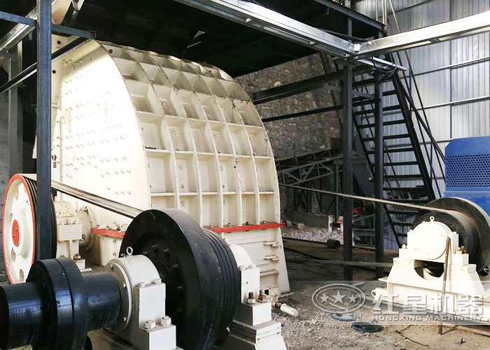 大型錘式碎石機(jī)加工現(xiàn)場 大型錘式碎石機(jī)加工現(xiàn)場