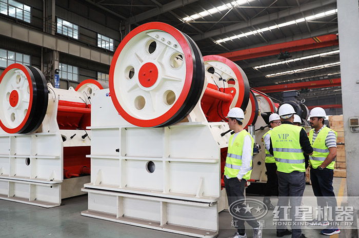 客戶到紅星機器廠區(qū)實地考察巖石破碎機