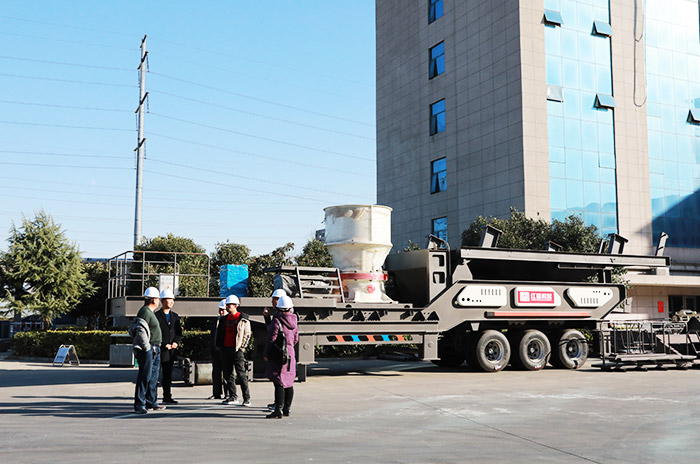 客戶到紅星機器廠區(qū)參觀考察設備