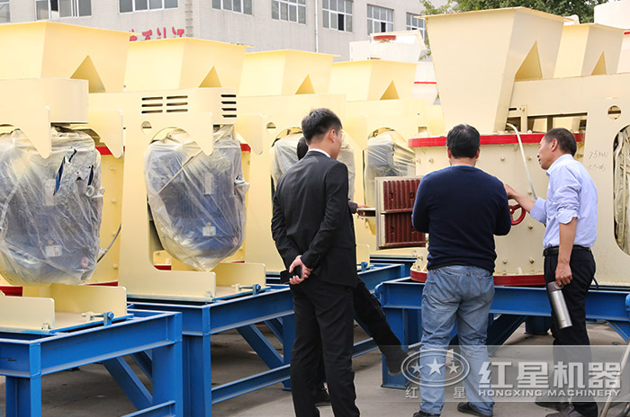 客戶到紅星機(jī)器廠區(qū)參觀復(fù)合式打沙機(jī)