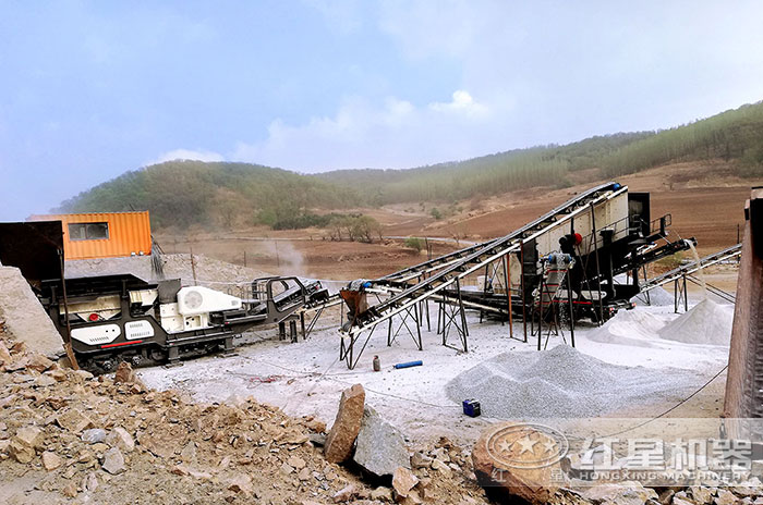 移動(dòng)破碎設(shè)備制沙加工現(xiàn)場(chǎng)