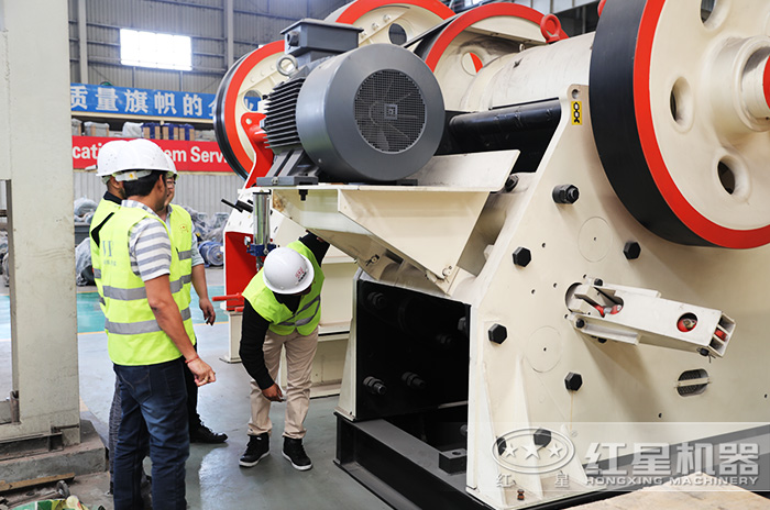 客戶到紅星機(jī)器廠區(qū)參觀CJ歐版顎破