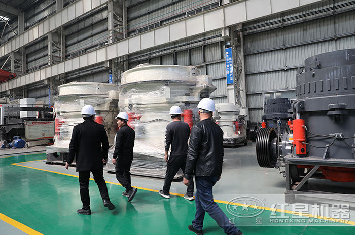 客戶(hù)到紅星機(jī)器廠區(qū)參觀復(fù)合式圓錐破碎機(jī)