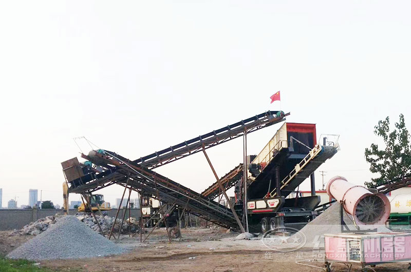 輪胎移動式機制砂生產(chǎn)線現(xiàn)場 