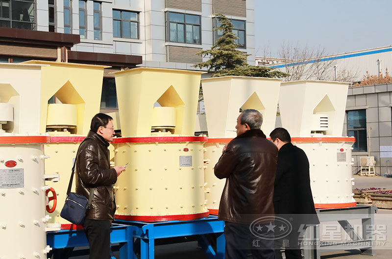 復合式粉碎機用戶參觀現(xiàn)場