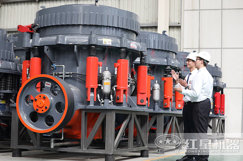 客戶到紅星廠區(qū)參觀圓錐破碎機