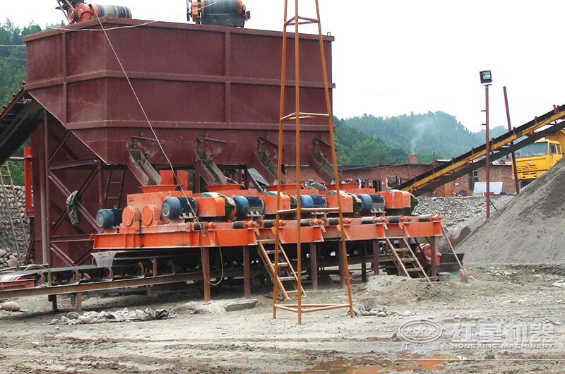 對(duì)輥式破碎機(jī)生產(chǎn)現(xiàn)場(chǎng)