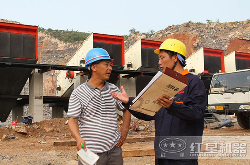 技術(shù)人員為客戶進(jìn)行現(xiàn)場介紹 技術(shù)人員為客戶進(jìn)行現(xiàn)場介紹