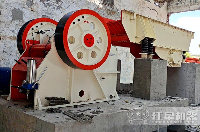 顎式破碎機(jī)現(xiàn)場(chǎng)