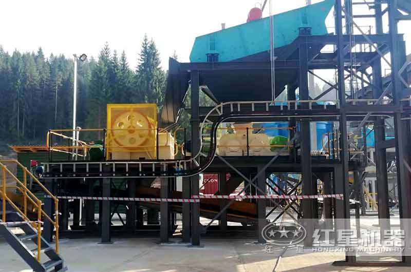 對輥式制砂機(jī)現(xiàn)場