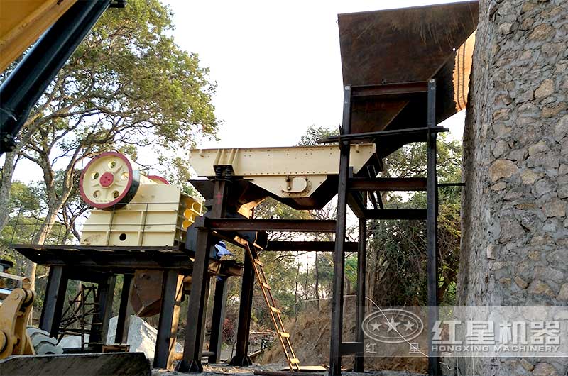 顎式破碎機(jī)現(xiàn)場(chǎng)