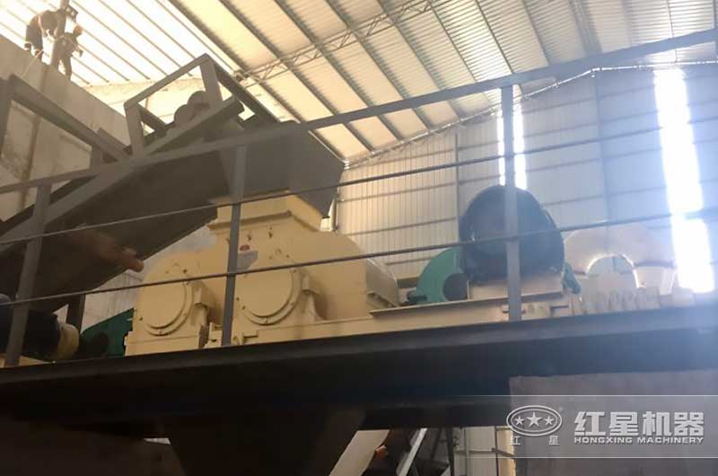 對輥破碎機生產(chǎn)現(xiàn)場