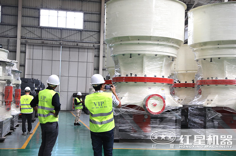 用戶(hù)參觀圓錐式破碎制砂機(jī)車(chē)間現(xiàn)場(chǎng)