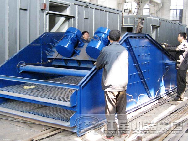 直線振動(dòng)篩設(shè)備安裝現(xiàn)場(chǎng)