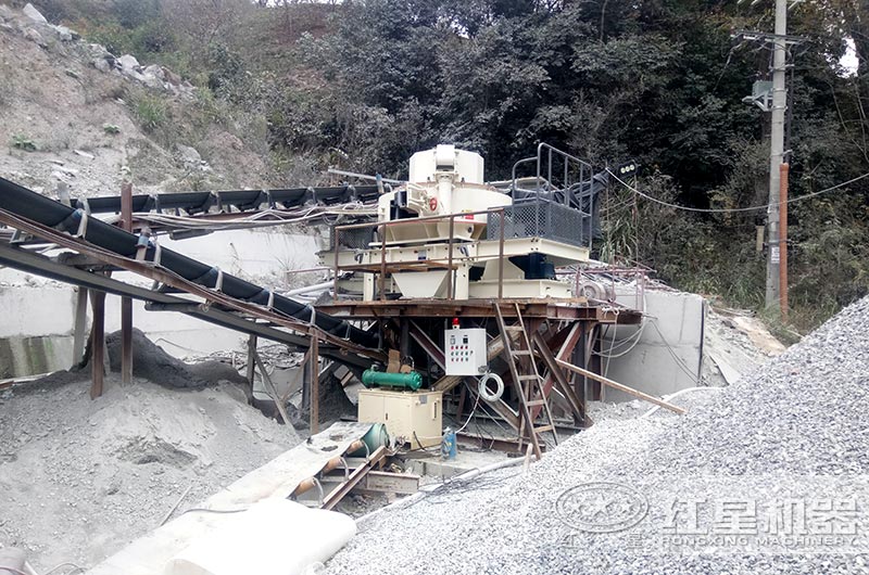 石英石制砂機(jī)設(shè)備生產(chǎn)現(xiàn)場(chǎng)