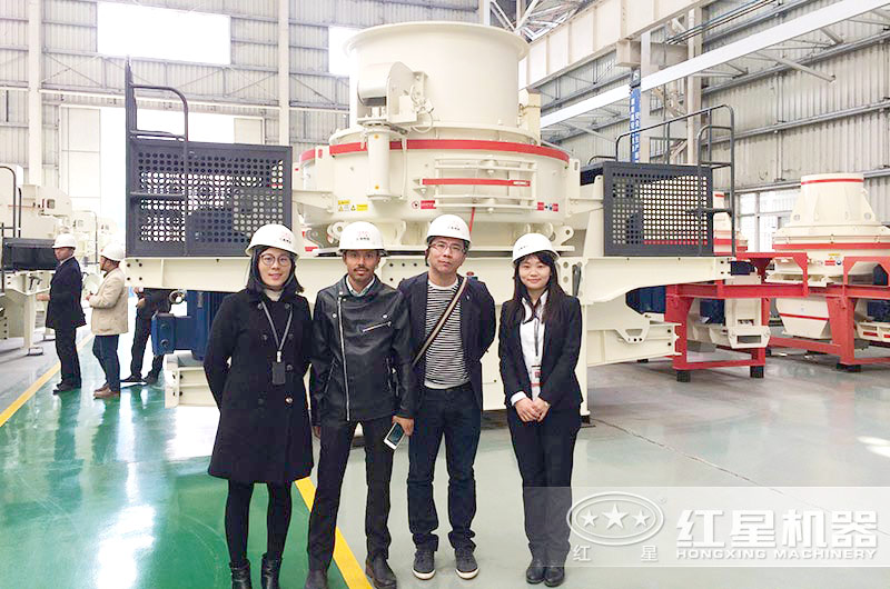 HVI制砂機(jī)參觀現(xiàn)場(chǎng)—用戶合影留念