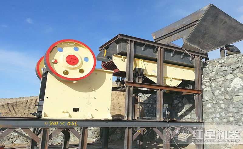 細(xì)顎破碎機(jī)250&times;1200現(xiàn)場