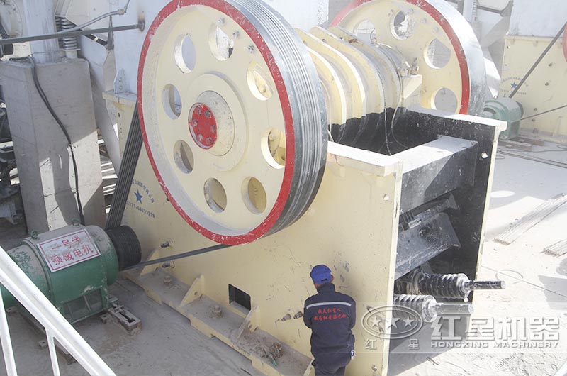 石墨塊鄂式破碎機(jī)750X250現(xiàn)場(chǎng)