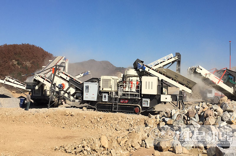 油電兩用的移動花崗巖破碎機作業(yè)現(xiàn)場