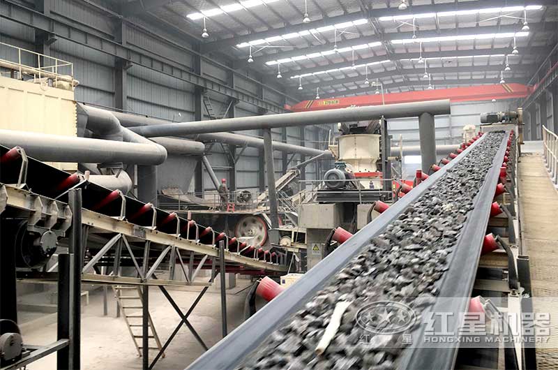 打花崗巖的機(jī)器作業(yè)現(xiàn)場