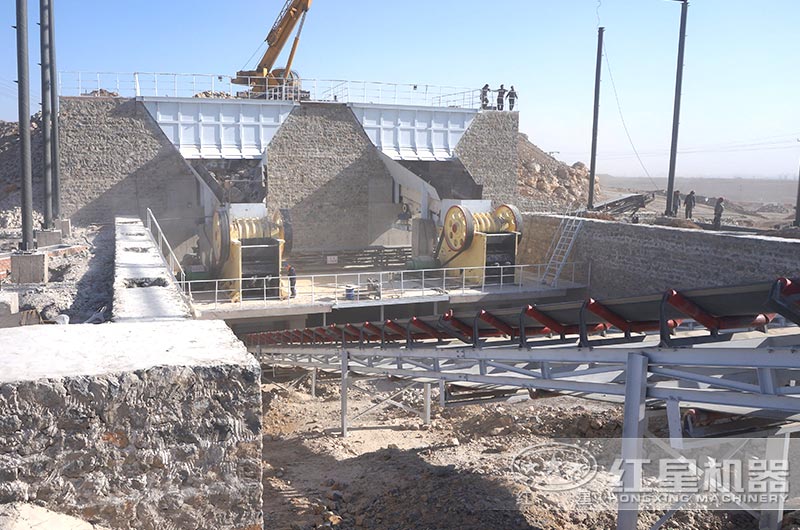 砂巖破碎機(jī)作業(yè)現(xiàn)場