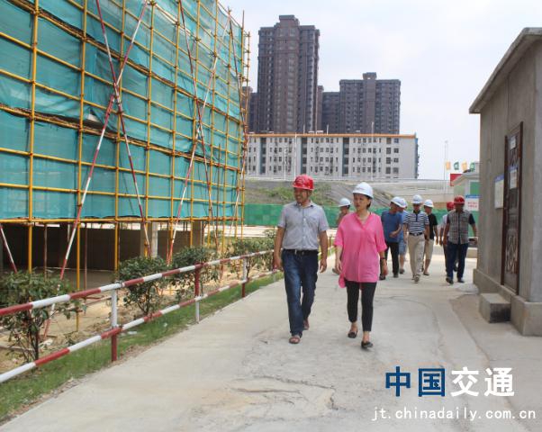南昌市質(zhì)監(jiān)站領(lǐng)導(dǎo)蒞臨象湖隧道、九洲高架安置房項(xiàng)目檢查指導(dǎo)工作